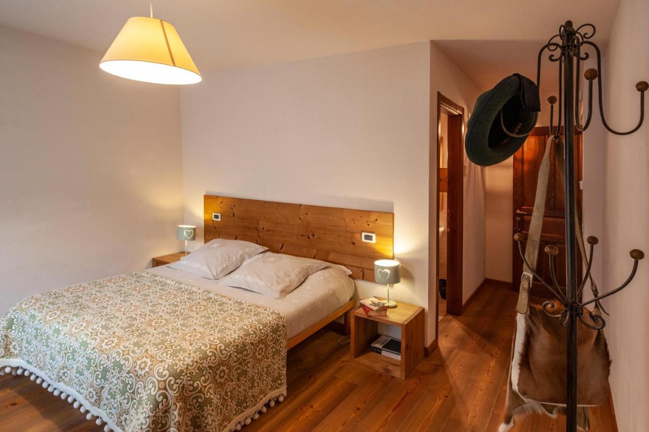 Maison Le Champ B&B Questa Casa Non E Un Albergo ลาซัลเล ภายนอก รูปภาพ