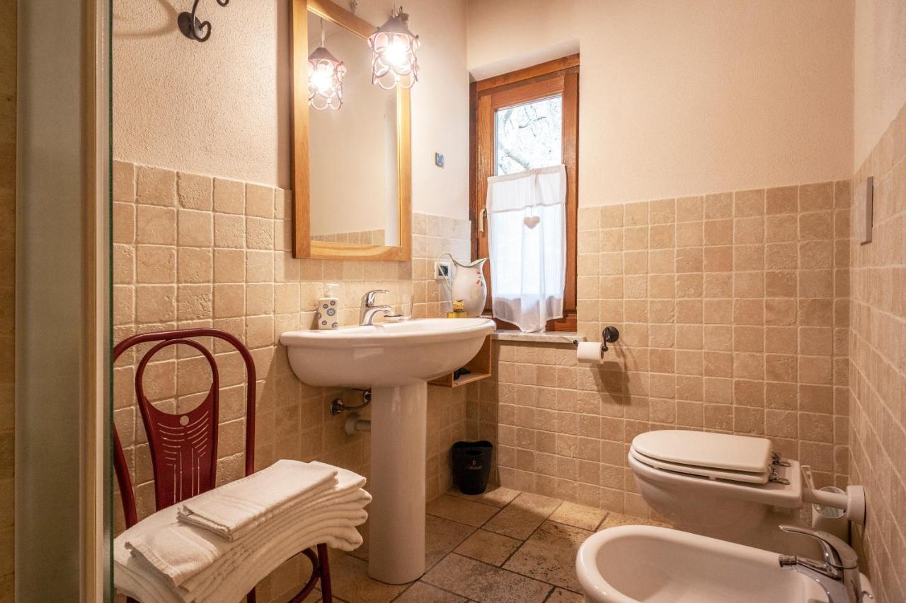 Maison Le Champ B&B Questa Casa Non E Un Albergo ลาซัลเล ภายนอก รูปภาพ