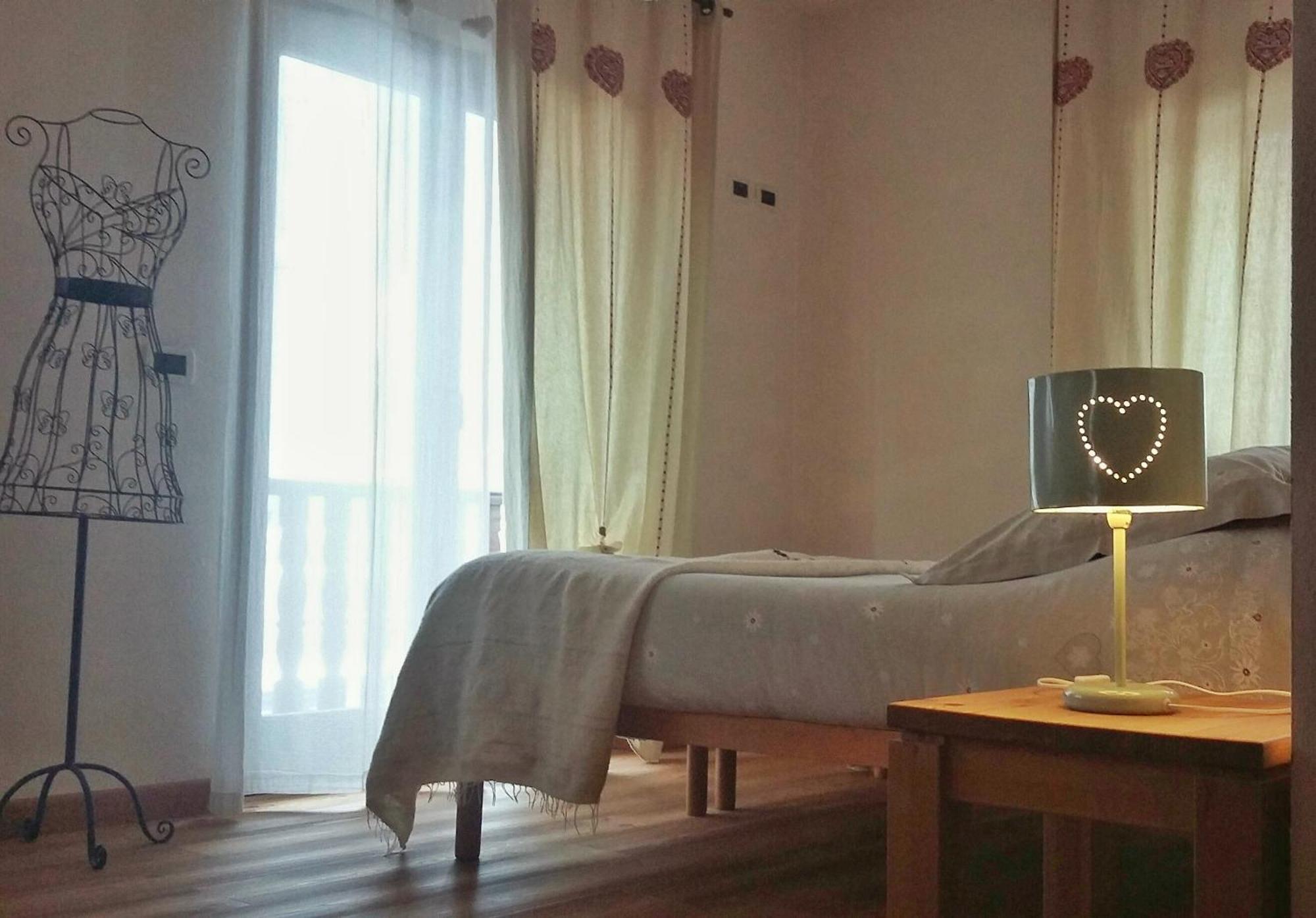 Maison Le Champ B&B Questa Casa Non E Un Albergo ลาซัลเล ภายนอก รูปภาพ